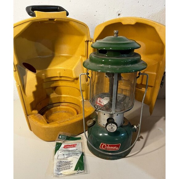 VINTAGE 1967 Coleman Lantern Model 228F Pyrex Glass Globe Green in case